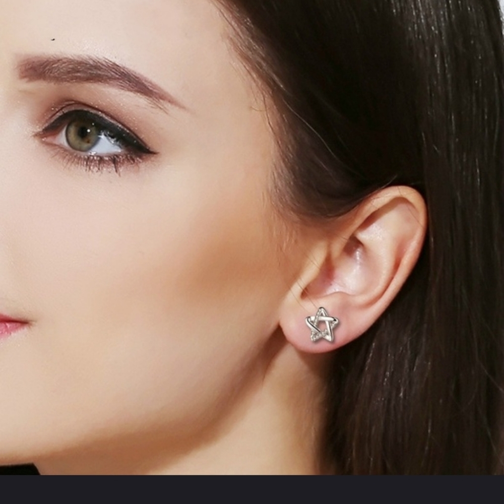 ⭐⭐Beautiful dainty Sterling Silver star studs⭐⭐ - Picture 2 of 7